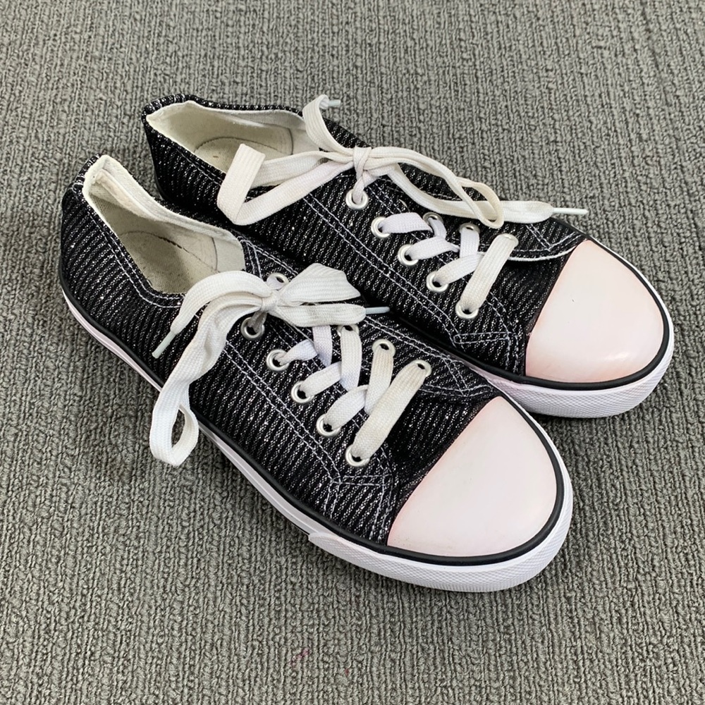 US Sports Low top Sneakers Girls Size 4 Black Silver Metallic Striped Canvas